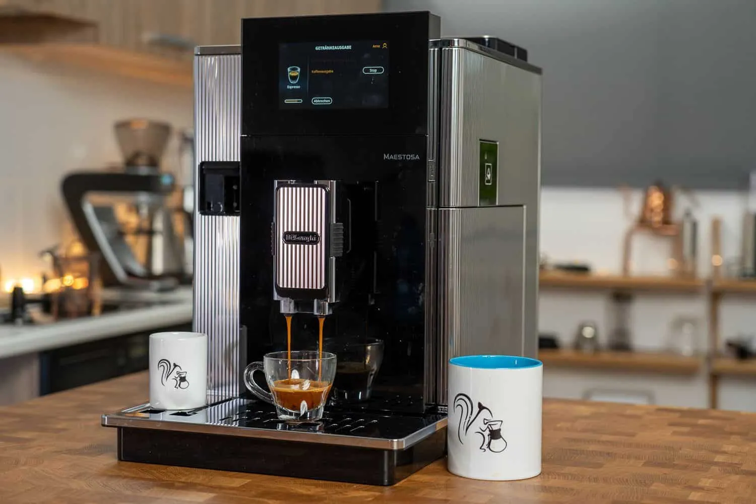 DeLonghi Maestosa Kaffeevollautomat bei der Espressozubereitung, relevant für die Kannenfunktion