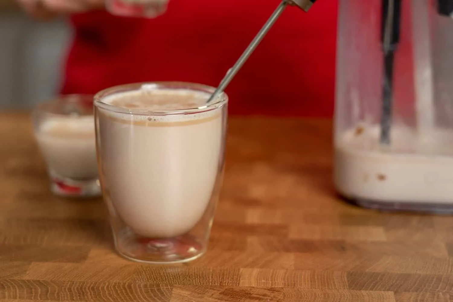 DeLonghi Maestosa mit fertig zubereitetem Kakao oder Bananenshake