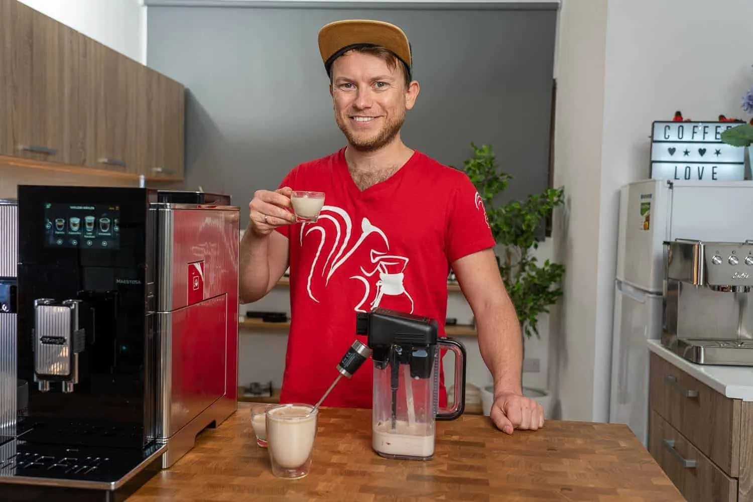 DeLonghi Maestosa mit Mixkaraffe zur Zubereitung von Bananenshake und Kakao