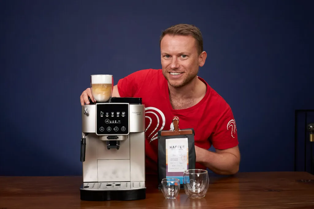 DeLonghi Magnifica Start Arne mit lächelnder Gestik