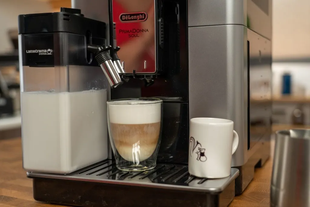 DeLonghi PrimaDonna Soul Kaffeevollautomat zubereitet Latte Macchiato