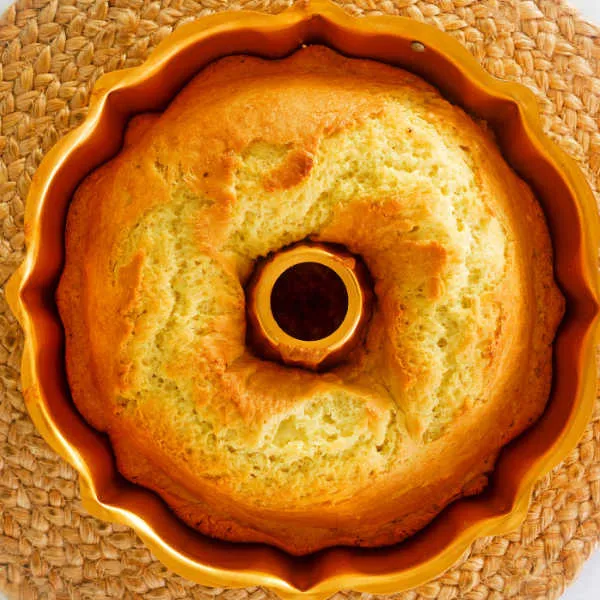 Den Frankfurter Kranz Kuchen goldbraun backen