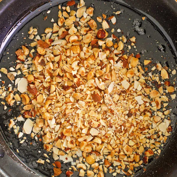 Den Krokant in einer Bratpfanne zubereiten