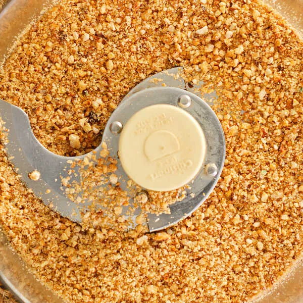 Den Krokant in einer Küchenmaschine hacken