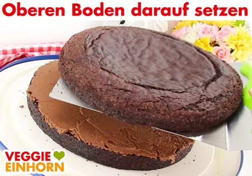 Den oberen Tortenboden wieder auf die Schokotorte setzen