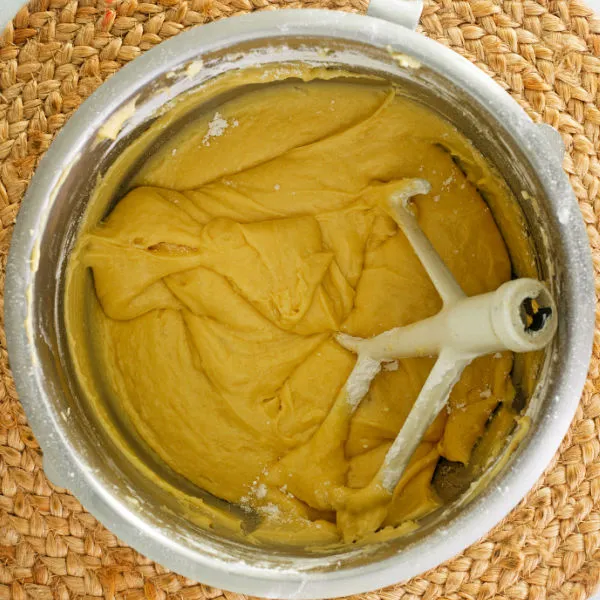 Den Teig für den Frankfurter Kranz Kuchen glatt rühren