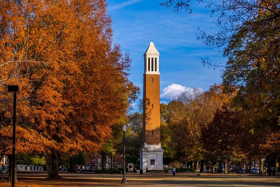 Denny Chimes in Deutschland auf einem idyllischen Campus