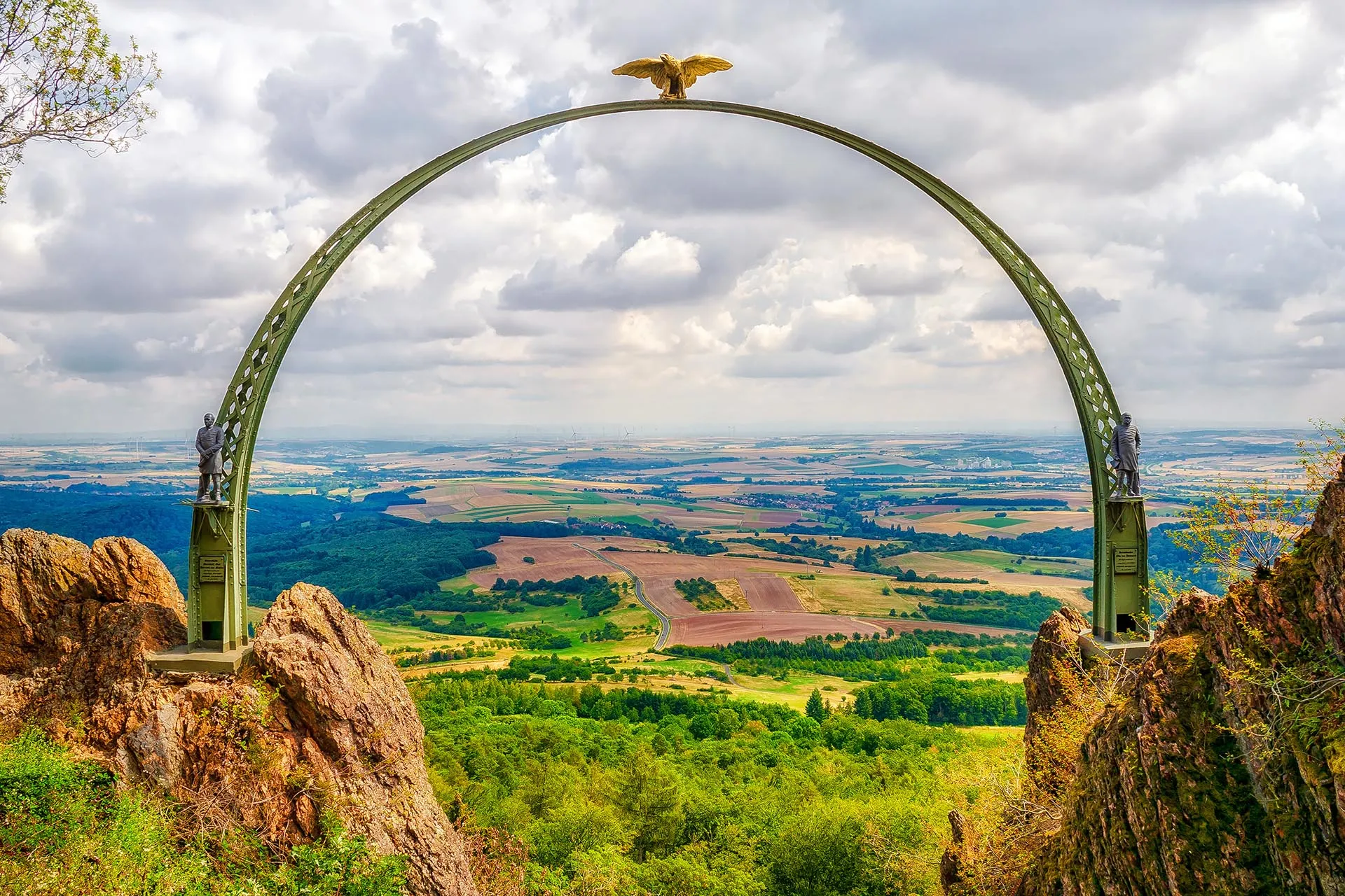 Der Adlerbogen im Pfälzer Bergland, eine Stahlkonstruktion mit weitem Ausblick