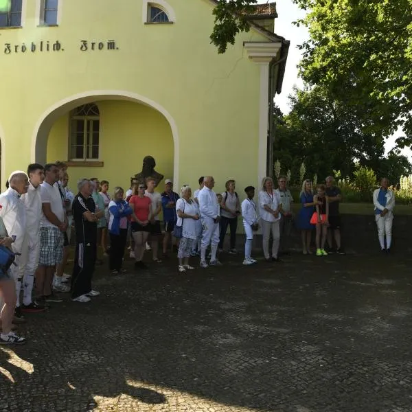 Der älteste und die jüngste Teilnehmerin legen einen Kranz nieder