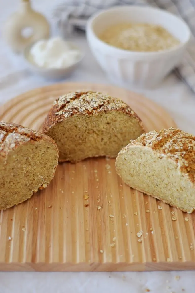 Der Anschnitt des Hafer-Quark-Brotes aus dem Airfryer zeigt die saftige und luftige Textur.