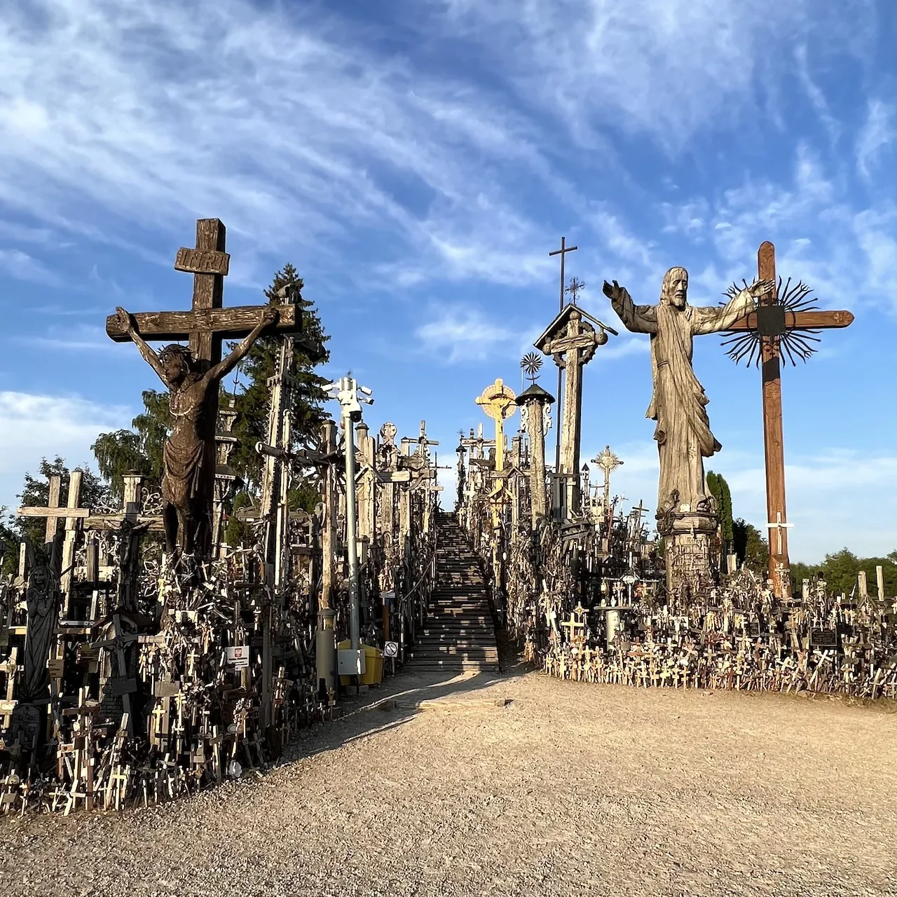 Der Berg der Kreuze in Litauen ist ein spiritueller Ort und ein beeindruckendes Fotomotiv.