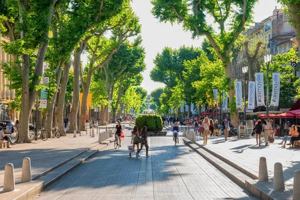 Der berühmte Cours Mirabeau in Aix-en-Provence, Ausgangspunkt für Entdeckungen
