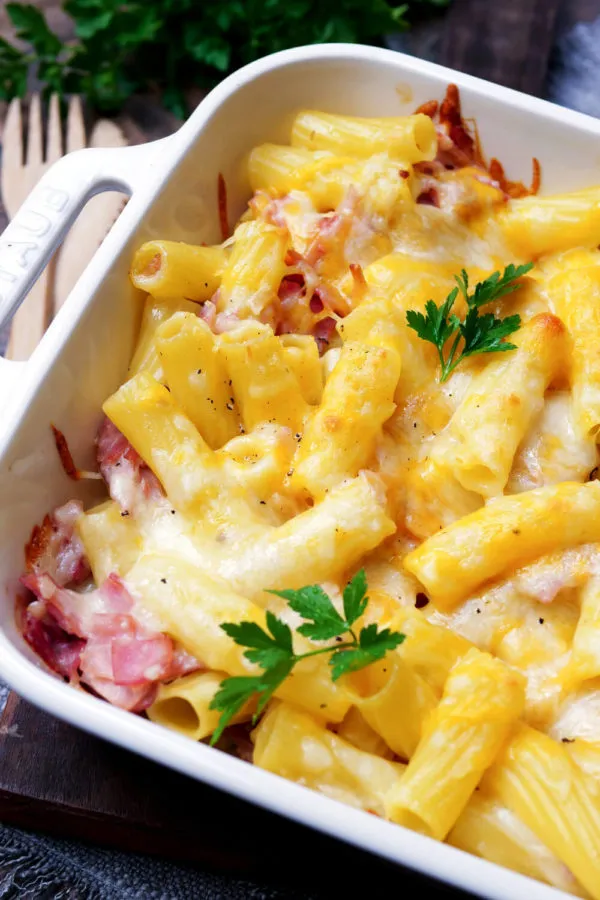 Der beste Nudel-Schinken-Gratin vor dem Servieren, mit perfekt geschmolzenem Käse und goldener Oberfläche