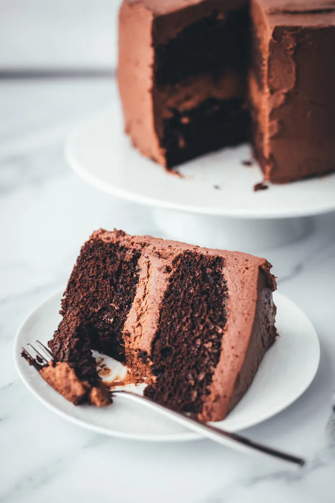 Der beste Schokokuchen als Geburtstagskuchen, reichlich mit glänzendem Schoko-Frosting überzogen und fertig für die Feier.
