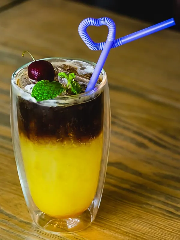 Der Black Magic Cocktail mit tiefschwarzem Wodka, ideal für eine mystische Halloween-Party.