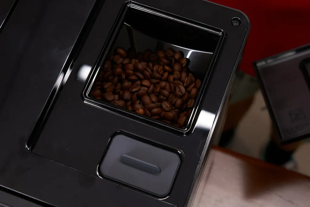 Der Bohnenbehälter und das Mahlwerk des Miele CM 5310 Silence.