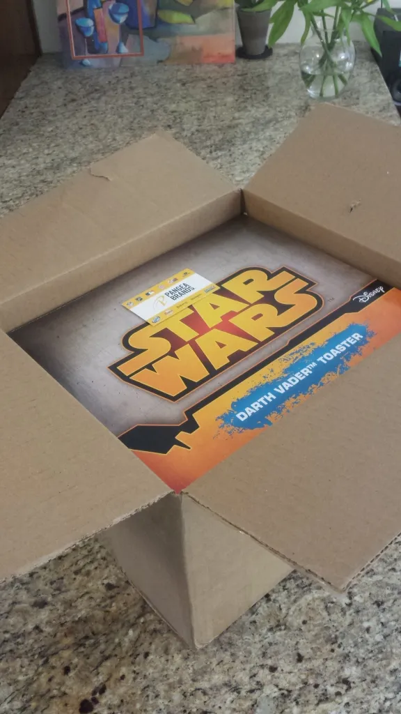 Der brandneue Darth Vader Toaster sicher verpackt in seiner Produktverpackung