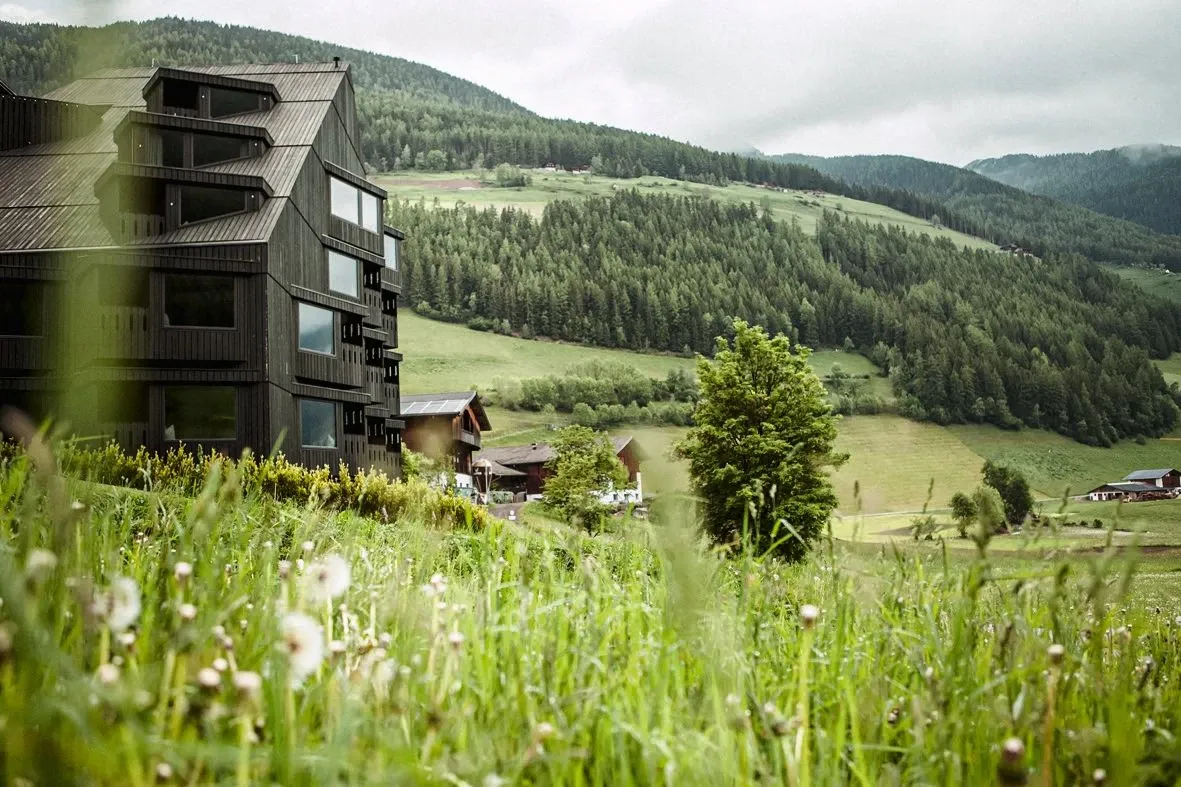 Der Bühelwirt in St. Jakob, Südtirol, eingebettet in die malerische Berglandschaft