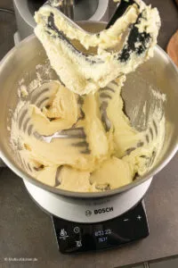 Der cremige Rührteig für Omas Nusskuchen wird in der Küchenmaschine zubereitet, ein Grundschritt für saftige Backergebnisse.