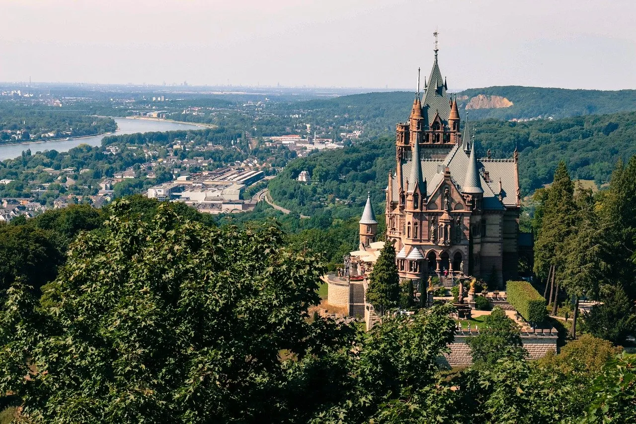 Der Drachenfels im Siebengebirge, mit Blick auf den Rhein