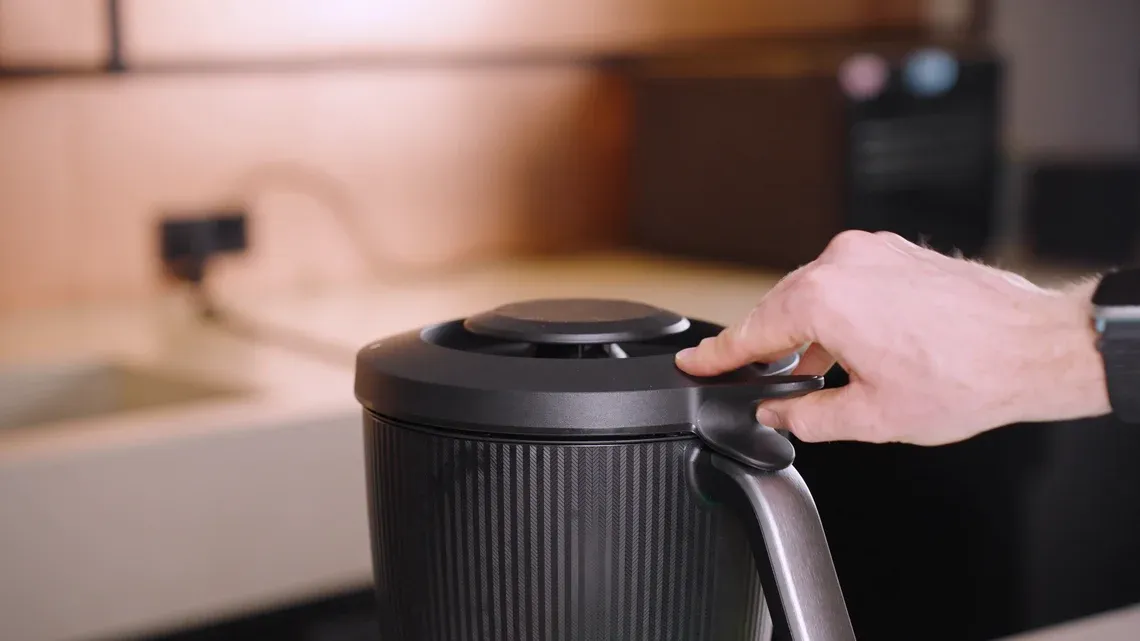 Der eindrucksvolle Deckel des Thermomix TM7 mit hervorragendem Griff, Magnetverschluss und Verschlussautomatik glänzt durch seine intuitive Handhabung.