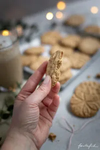 Der einfache Teig für schnelle Spekulatius, bereit zum Formen und Stempeln mit einem Keksstempel.