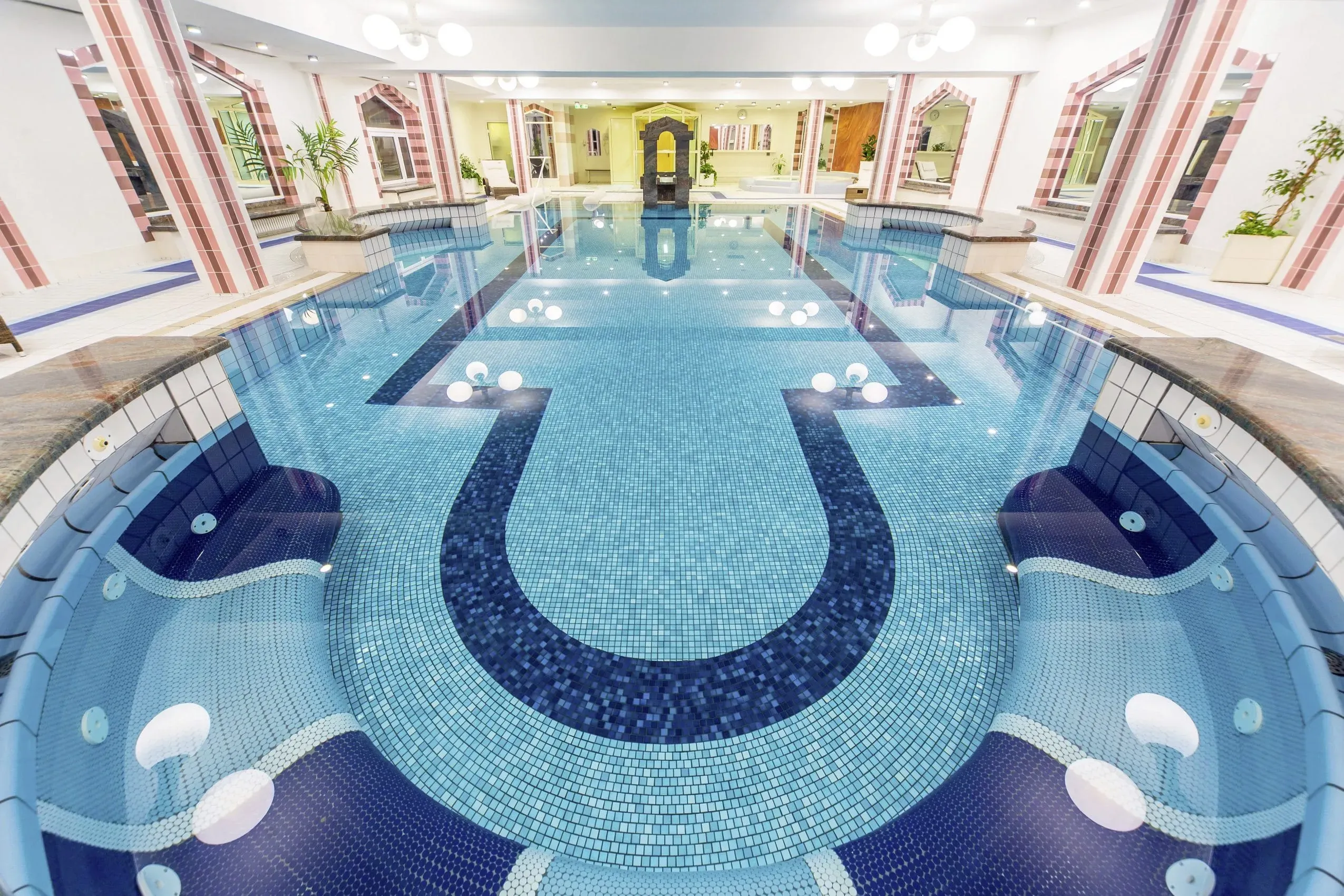 Der einladende Indoor-Pool im Vitalhotel Sonneck in Bad Wörishofen, der Gästen Entspannung nach gemeinsamen Tagen mit dem Hund bietet.
