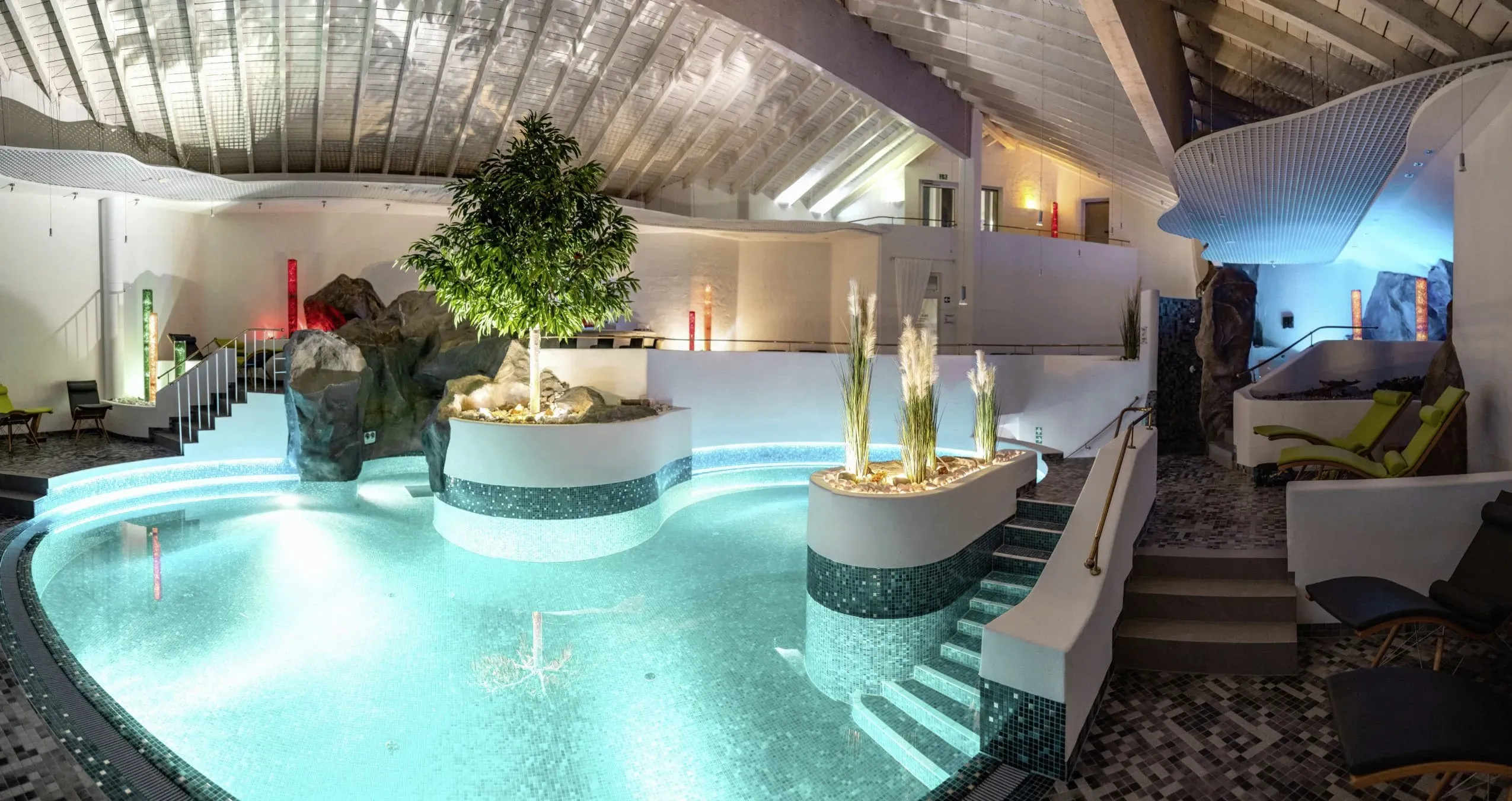 Der elegant beleuchtete Poolbereich im Hotel Wutzschleife, ein Ort der Entspannung nach aktiven Tagen im Urlaub mit Hund.