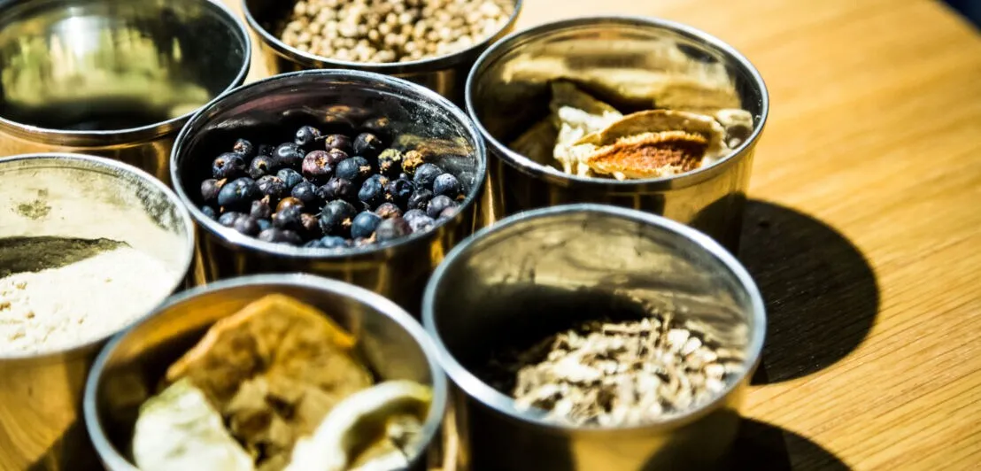 Der erste Schritt zur Gin-Herstellung ist das Destillieren von Alkohol