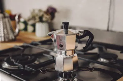 Der Espressokocher steht auf der Herdplatte zum Kochen