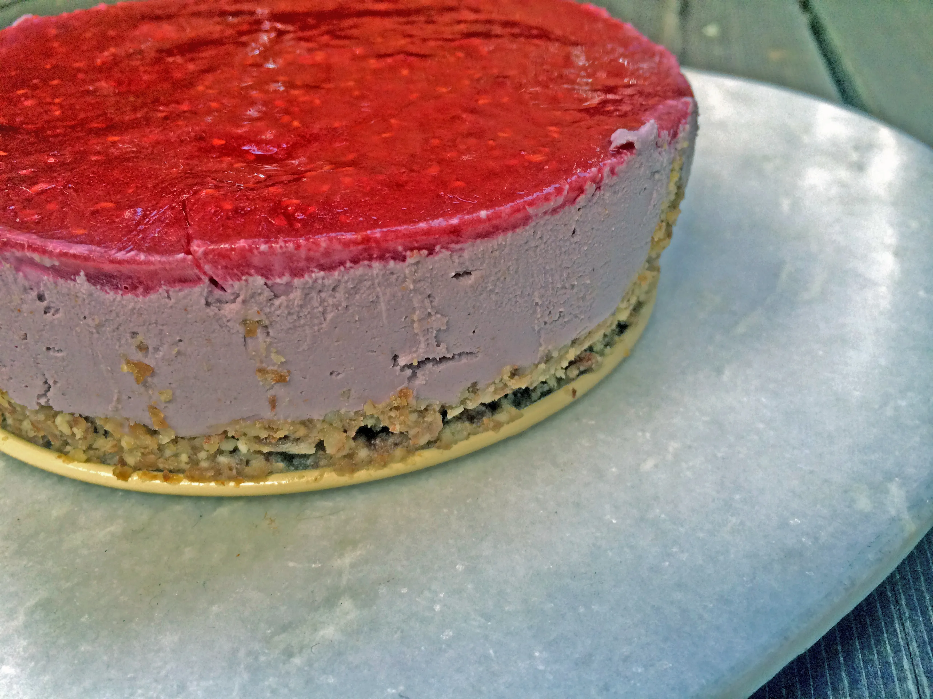 Der fertig geschichtete Himbeer-Käsekuchen ohne Backen im Gefrierschrank