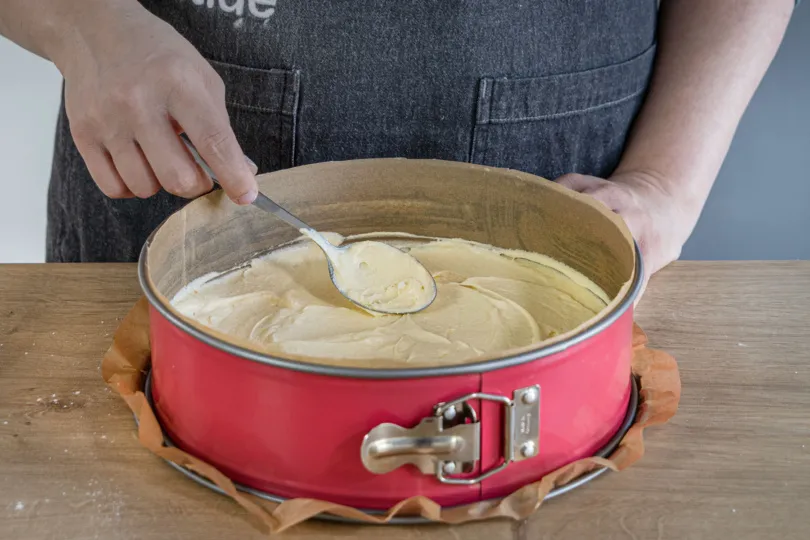 Der fertige Rührteig wird gleichmäßig in der Backform verstrichen