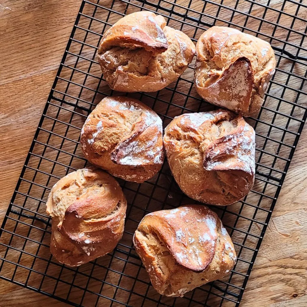Der fertige Teig für die Dinkel-Sauerteig-Brötchen, bereit zum Formen.