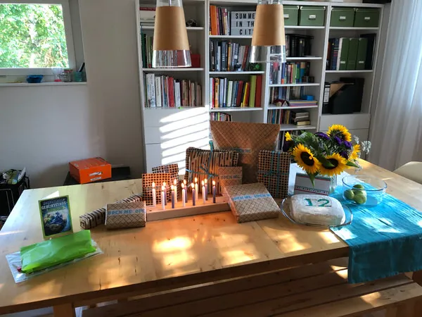 Der fertige Zahlenkuchen: Ein festlicher und farbenfroher Geburtstagskuchen mit der Zahl 12, perfekt für jede Feier.