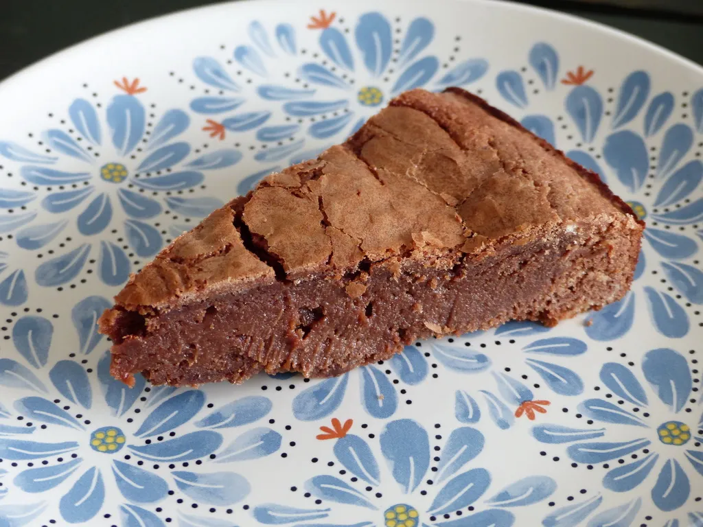 Der frisch gebackene Sven Epiney Schoggikuchen, direkt aus dem Ofen, mit seiner charakteristischen feuchten Mitte.