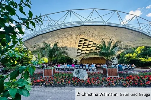 Der frisch renovierte Musikpavillon im Grugapark Essen bei einem Konzert.