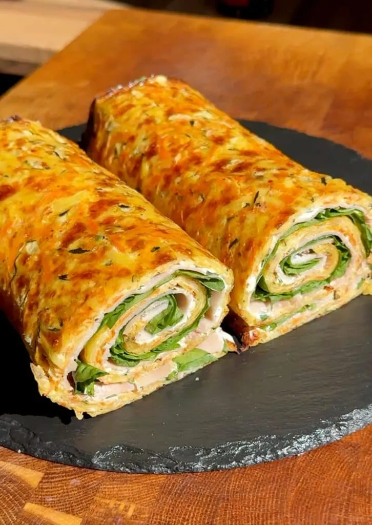 Der gerollte Low Carb Gemüse-Wrap ist in mundgerechte Stücke geschnitten und appetitlich angerichtet