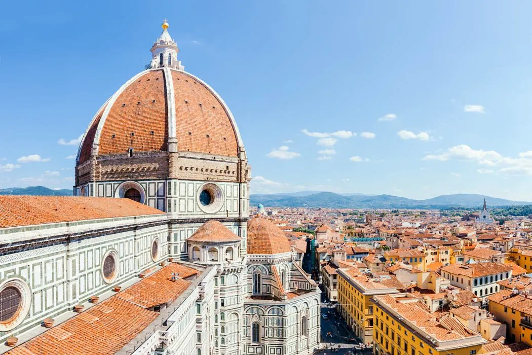 Der gigantische Dom Santa Maria del Fiore, das unverwechselbare Wahrzeichen von Florenz, umgeben von der Stadt