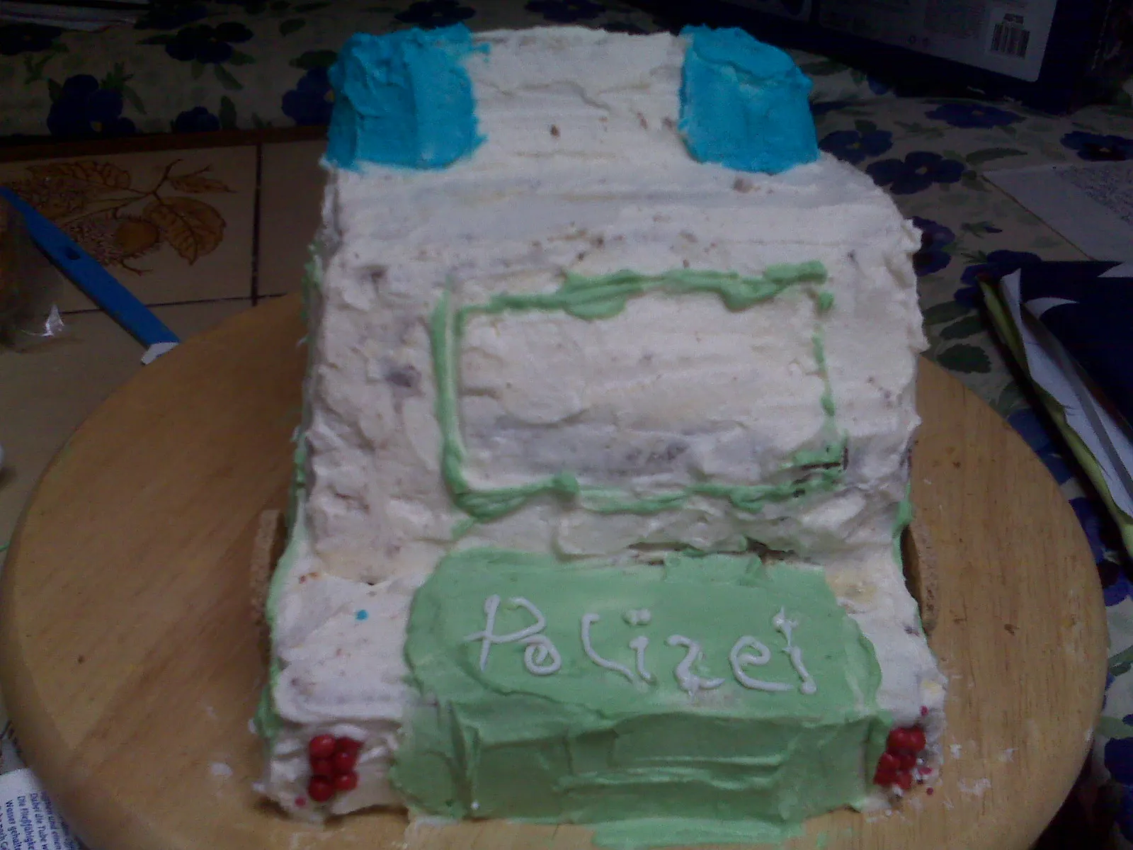 Der grüne Polizeiauto Geburtstagskuchen aus einer anderen Perspektive