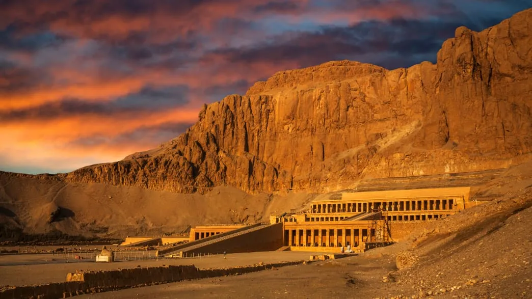 Der imposante Hatshepsut Mortuary Tempel in Ägypten, ein faszinierendes historisches Denkmal