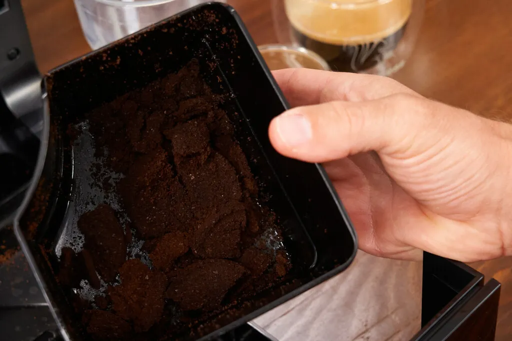 Der Kaffeesatz aus dem Miele CM 5310 Silence