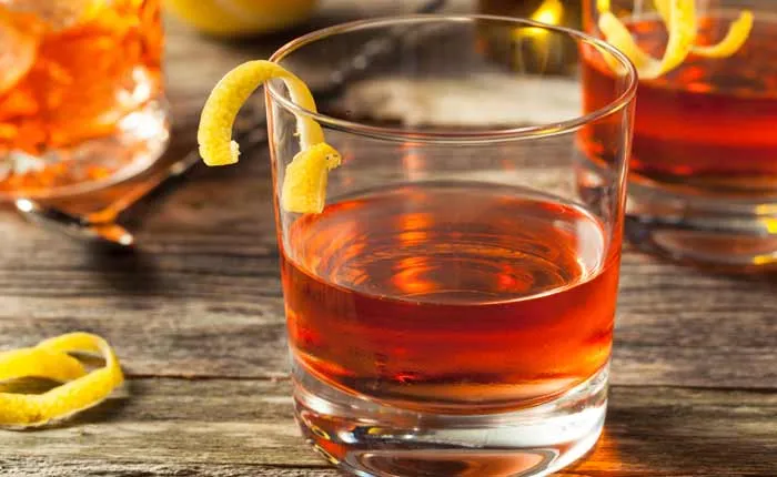 Der klassische Sazerac Cocktail mit Cognac, Absinth und Bitters