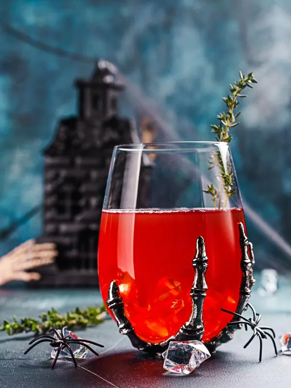 Der knallrote Red Lady Cocktail, ein süßes und verlockendes Getränk für Halloween-Vampire.