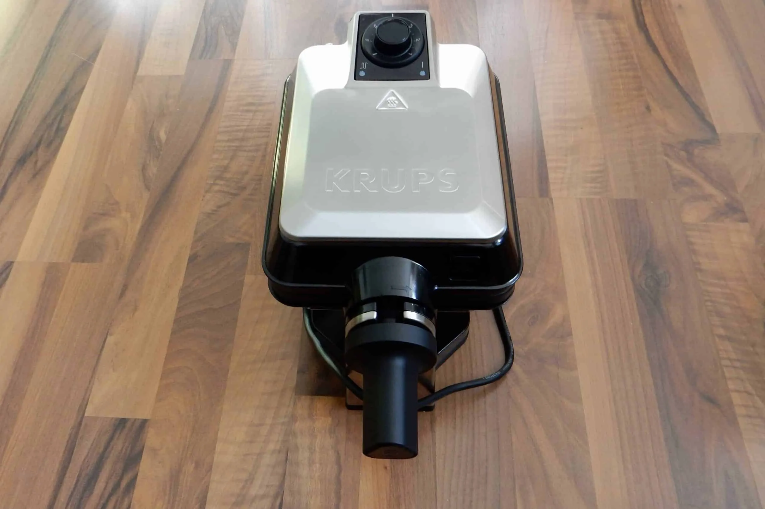 Der Krups FDD95D Professional Waffelautomat, ein großes und robustes Gerät