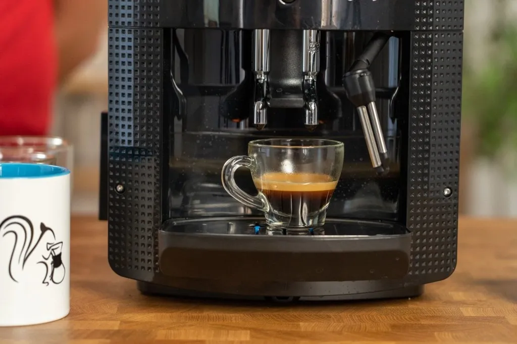 Der Krups Kaffeevollautomat bereitet Espresso zu