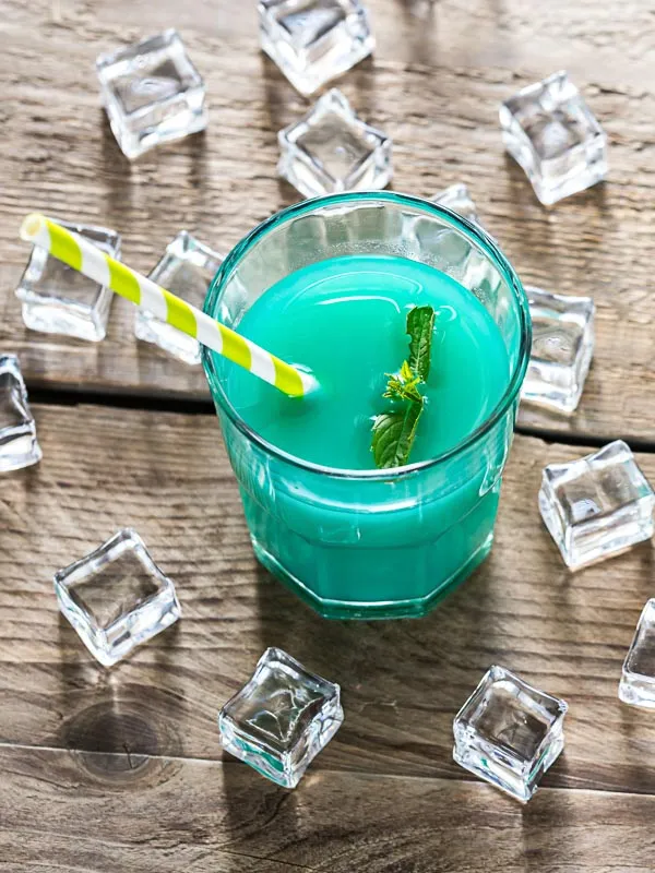 Der leuchtend orange Molotov Cocktail mit Eierlikör, Rum und Blue Curaçao für Halloween.