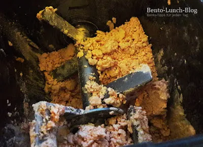 Der Linsenmehl-Nudelteig wird im Pastamaker geformt, ein einfacher Schritt im Rezept.