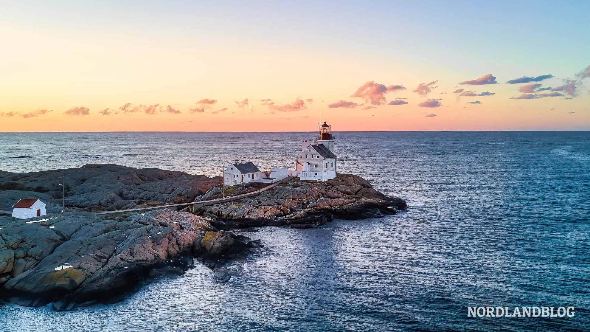Der majestätische Leuchtturm Lyngør Fyr bei Sonnenaufgang, ein Highlight an der Südküste Südnorwegens