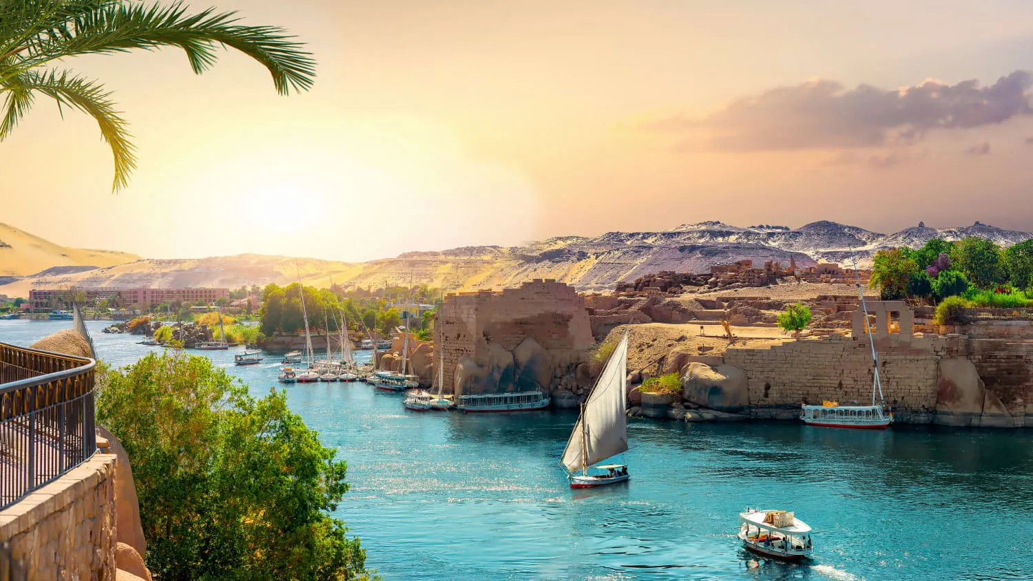 Der majestätische Nil in Ägypten, gesäumt von üppiger Vegetation und historischen Stätten