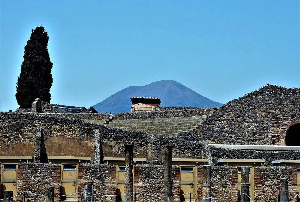 Der majestätische Vesuv thront über der antiken Stadt Pompeji